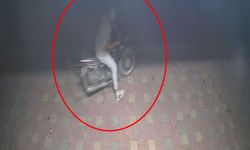 Rahatlığıyla pes dedirten hırsız, saniyeler içerisinde motosiklete kendi malı gibi binip gitti