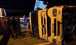Rize’de tır yola devrildi: 2 yaralı