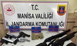 Salihli’de ikametten çok sayıda ruhsatsız tabanca ve tüfek çıktı