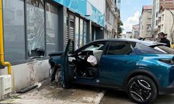 Samsun’da kontrolden çıkan otomobil, park halindeki araçlara çarptı: 1 yaralı