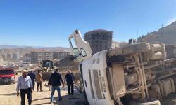 Şantiye de kontrolden çıkan hafriyat kamyonu devrildi: 1 yaralı