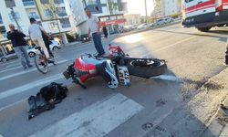 Servis minibüsü ile motosiklet çarpıştı: 1 ağır yaralı