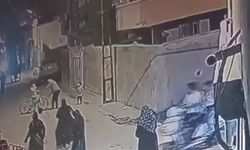 Sesinden rahatsız olduğu çocukları sopayla dövdü