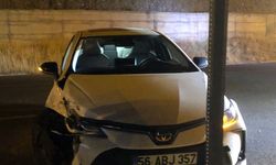 Siirt’te kontrolden çıkan araç elektrik direğine çarptı
