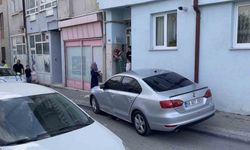 Sivas’ta polisten kaçan otomobil apartmana çarptı, bina sakinleri deprem oluyor zannetti