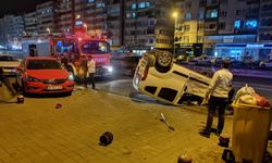 Takla atan hafif ticari araç park halindeki 2 otomobile çarptı: 3 yaralı