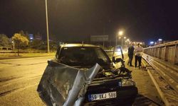 Tekirdağ’da lastiği patlayan otomobil bariyerlere çarptı