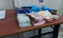 Temizlik personeli bulduğu poşet dolusu parayı polise teslim etti