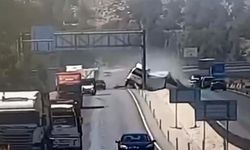 Tır ve dorsenin ayrılıp, yoldaki bariyeri yerinden koparan feci kaza kamerada
