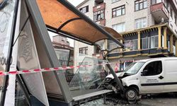 Trabzon’da araç otobüs durağına çarptı