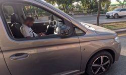 Trafikte uyuya kalan sürücü kameraya yansıdı