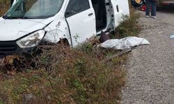 Türkeli’de otomobil istinat duvarına çarptı: 3 yaralı