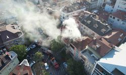 Üsküdar’da çatı yangını yan binaya sıçradı