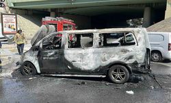 Üsküdar’da seyir halindeki panelvan tipi araç alev topuna döndü