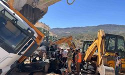 Üzerine kamyon devrilen otomobilin sürücüsü hayatını kaybetti