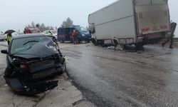 Yağış kazayı beraberinde getirdi: Karavan otomobille çarpıştı