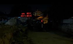 Yan yatan otomobilden çıkıp, yüzünü yıkamaya gitti