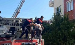 Yangın çıkan çatıda mahsur kalan işçi kurtarıldı