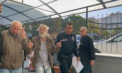 Yaşlı adamı darp eden şahıs adliye girişinde gazetecilere kendini savundu
