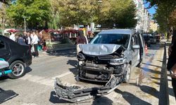 Yayaya yol vermek için duran otomobile hafif ticari araç çarptı: 2 yaralı