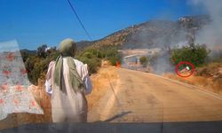 Yol kenarındaki yangını gören tatilci aile alevlere yangın tüpüyle müdahale etti