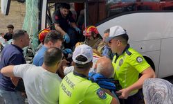 Yolcu otobüsü kamyona çarptı, sürücü araçta sıkıştı