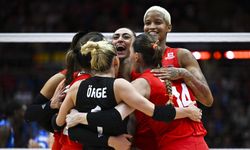 Kabine üyeleri, A Milli Kadın Voleybol Takımı'nı tebrik etti
