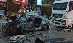 Park halindeki tıra çarpan otomobildeki 3 kişi öldü, 2 kişi yaralandı