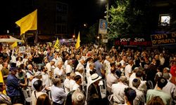 Yüzlerce İsrailli, Netanyahu'nun evinin önünde toplandı