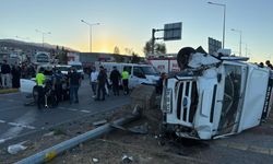 Otomobille çarpışan minibüsteki 15 tarım işçisi yaralandı