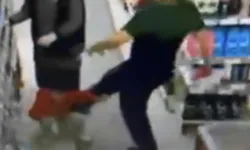 Markette küçük çocuğu acımasızca tekmeledi