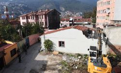 Osmangazi Belediyesi Nakkaş Ali Sokakta kaçak yapıyı yıktı
