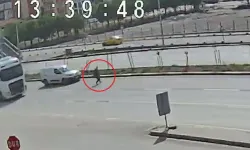 Maça etişmek için üst geçidi kullanmayınca hafif ticari araç çarptı