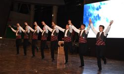Gençlik ve Cumhuriyet Dansı izleyenleri kendine hayran bıraktı
