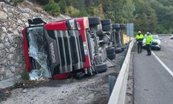Bursa'da TIR devrildi! 2 kişi ağır yaralı