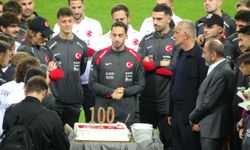 Hakan Çalhanoğlu'na 100. milli maç sürprizi