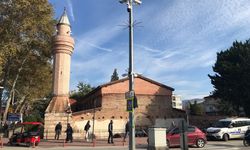 Bursa'da tepki çeken restorasyon: 602 yıllık minare ayakta, 18 yıllık minare çürüyor