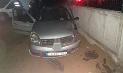 Kontrolden çıkan otomobil duvara çarptı: 3 kişi yaralandı