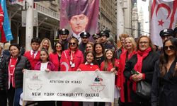 New York'ta Türk ve Amerikan bayrakları göndere çekildi