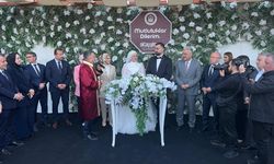 Bakan Göktaş, Bursa'da evlilik kredisinden yararlanan çiftin nikah şahidi oldu