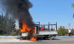 Adana’da kamyonet alev alev yandı
