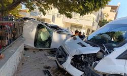 Adıyaman’da okul servisi ile otomobil çarpıştı: 5’i öğrenci 7 yaralı