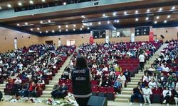 Ağrı Emniyetinden üniversite öğrencilerine güvenli yaşam ve bilinçli internet eğitimi