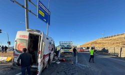 Ağrı’da ambulans kamyonetle çarpıştı: 2’si ağır 7 yaralı