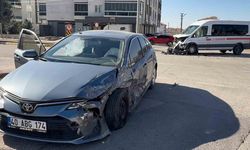 Aksaray’da otomobil ile servis minibüsü çarpıştı: 1 yaralı