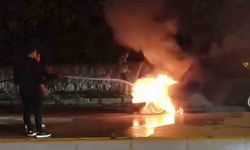 Alevlere teslim olan otomobile mikser sürücüsünden müdahale