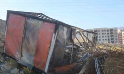 Alevlerin arasına dalan operatör, konteyneri uçurumdan yuvarladı