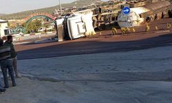 Altınözü’nde zeytin posası yüklü tanker devrildi
