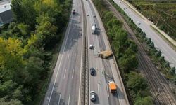 Kontrolden çıkan kamyonet yan yattı