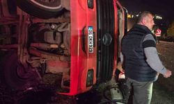 Ankara’da virajı alamayan tır devrildi: 1 yaralı